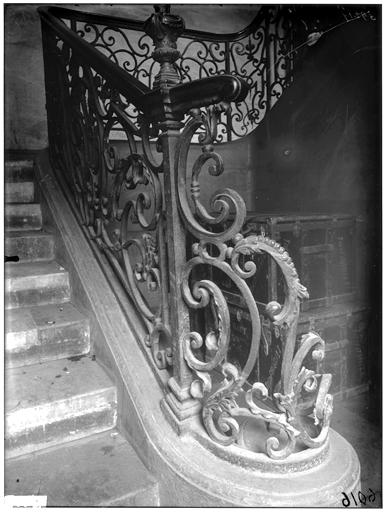 Intérieur, départ de rampe d'escalier