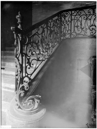 Intérieur, départ de rampe d'escalier