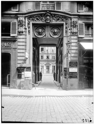 Façade sur rue, portail