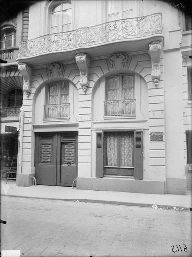 Façade sur rue, portail