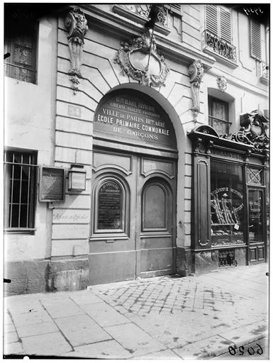 Façade sur rue, portail