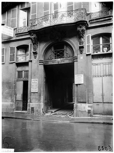 Façade sur rue, portail