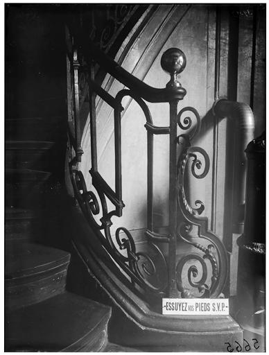 Intérieur, départ de rampe d'escalier