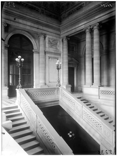 Intérieur, départ de rampe d'escalier