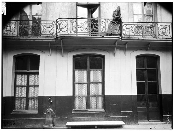 Vue du balcon en ferronerie sur cour