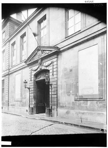 Façade sur rue, portail