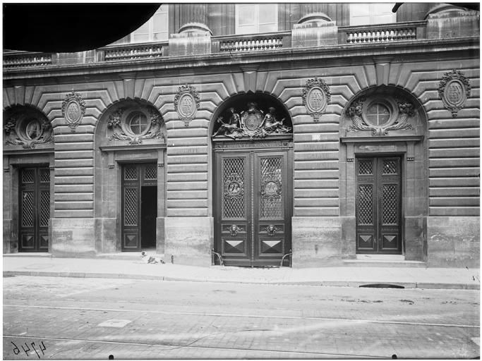 Façade sur rue, portail