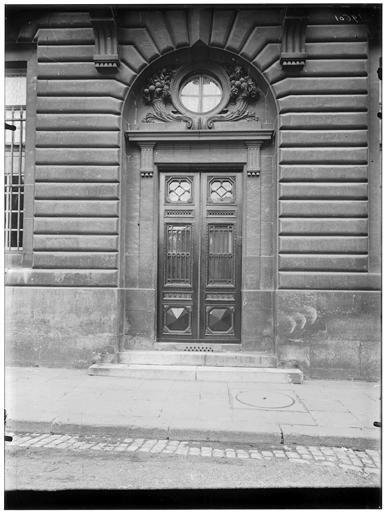 Façade sur rue, porte