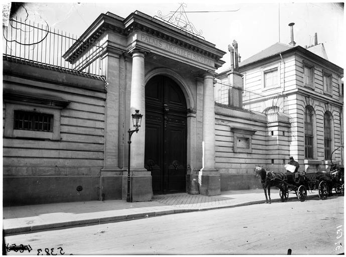 Façade sur rue, portail