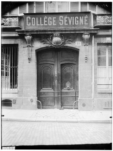 Façade sur rue, portail