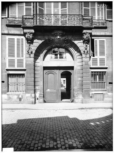 Façade sur rue, portail