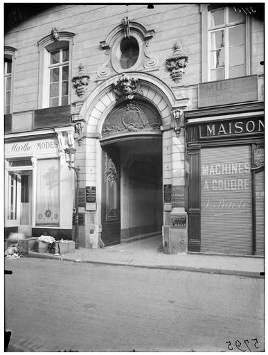 Façade sur rue, portail