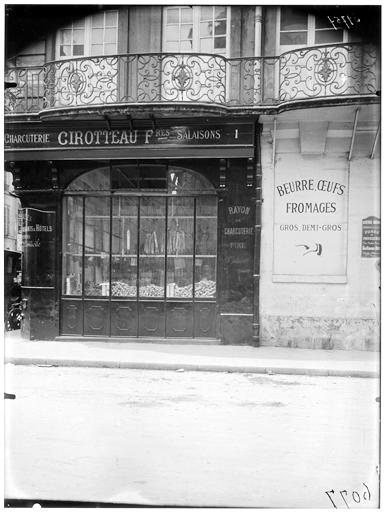 Façade sur rue, vue de la devanture