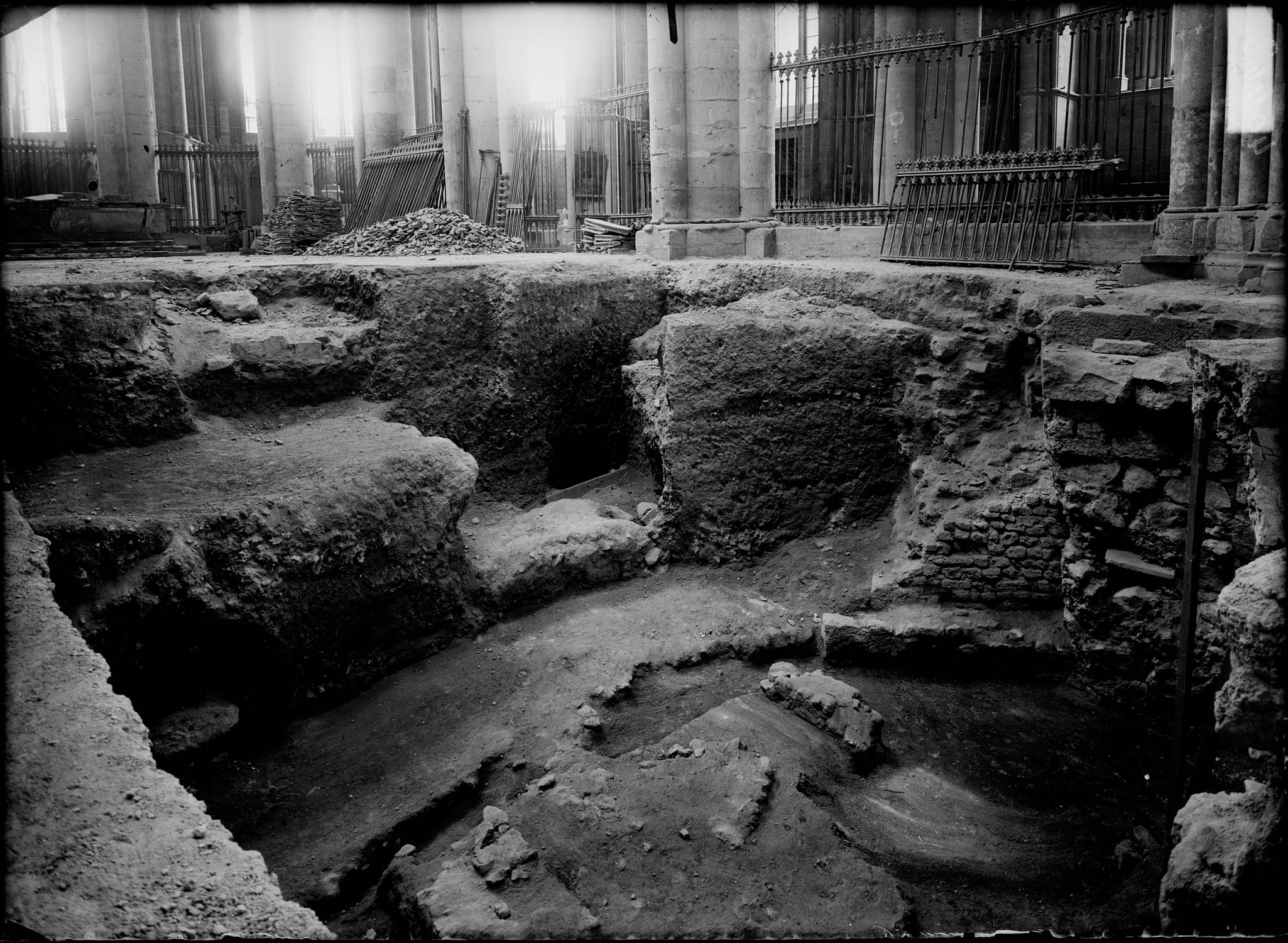 Crypte, fondations du mur circulaire de la crypte et de Saint-Nicaise