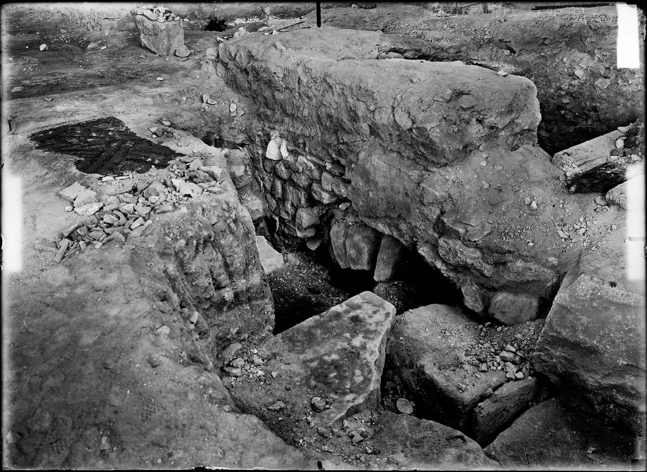 Crypte, revers du mur ouest montrant la mosaïque d'Hinemar