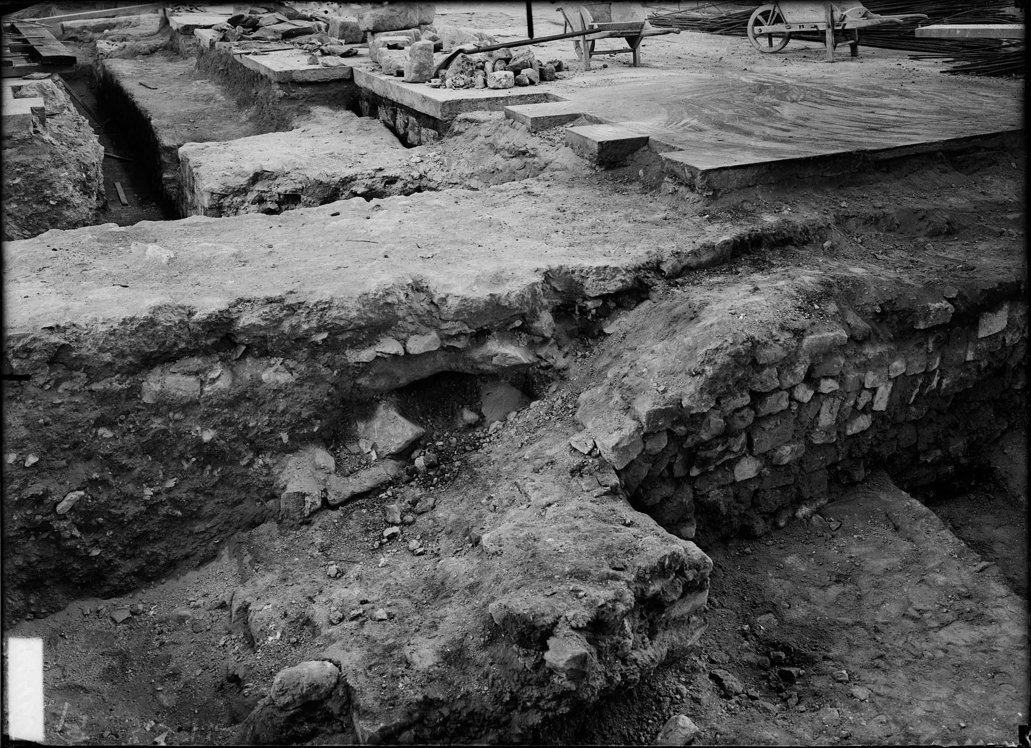 Au premier plan, fondations du portail de la cathédrale carolingienne, au deuxième plan, fondations du portail provisoire du 13e siècle avant la construction des quatre dernières travées de la nef