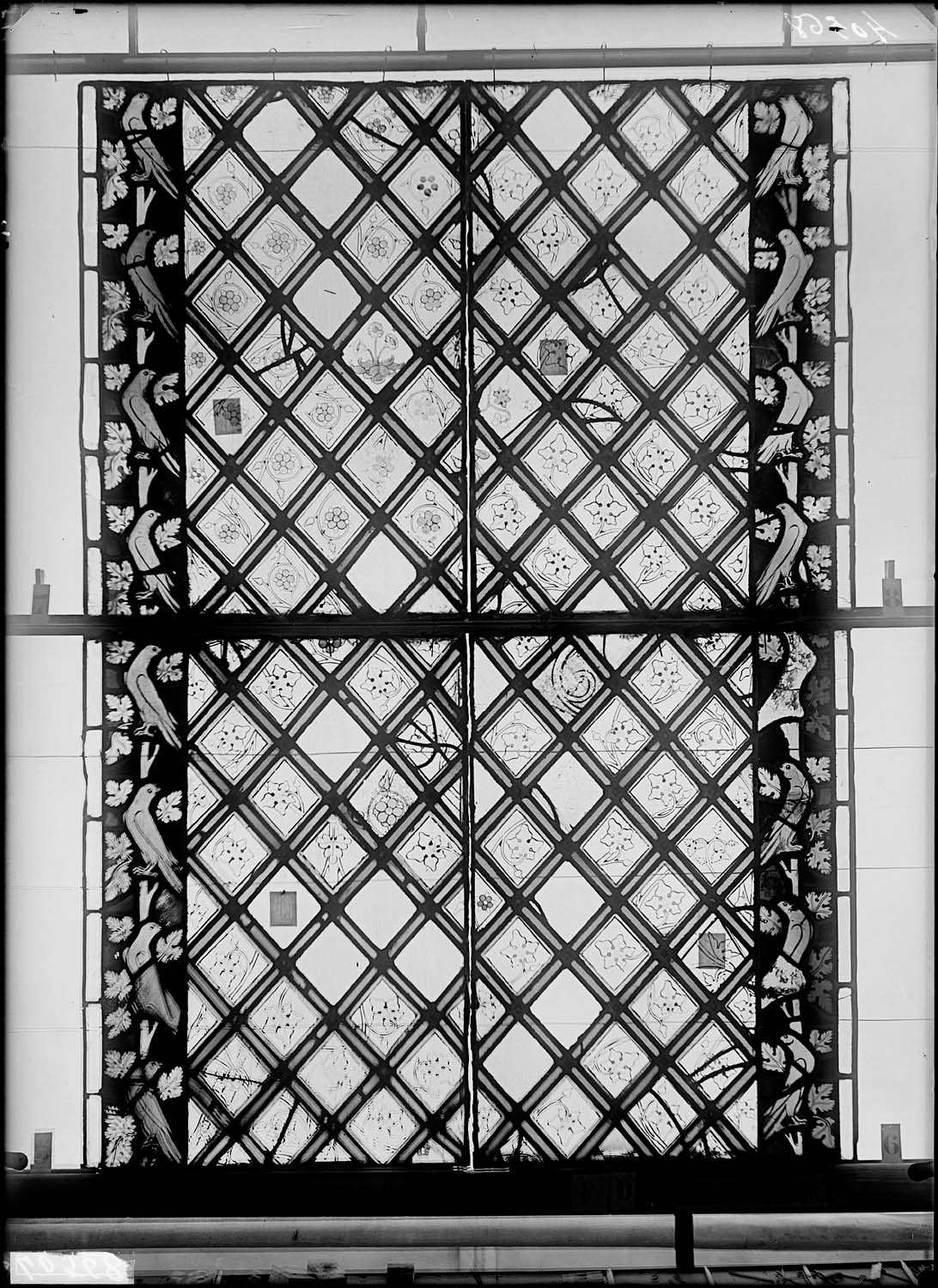 Vitrail, chapelle de la Vierge, troisième fenêtre D, première lancette à gauche, cinquième panneau en haut