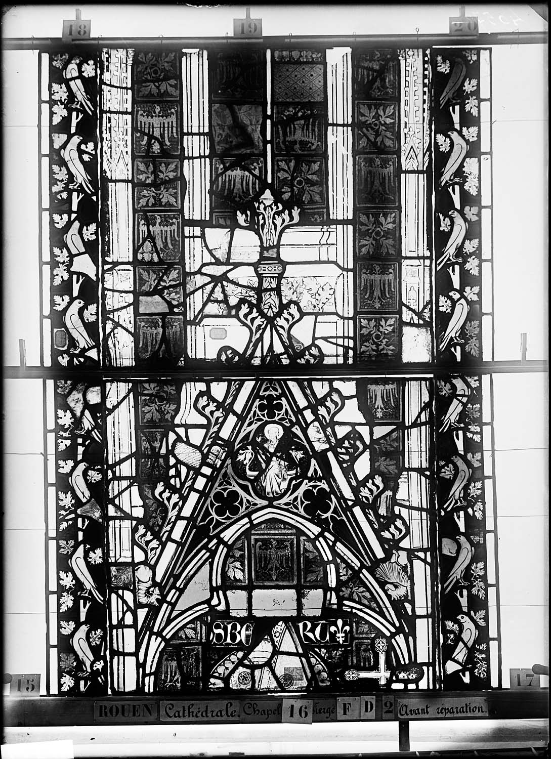 Vitrail, chapelle de la Vierge, troisième fenêtre D, deuxième lancette à gauche, troisième panneau en haut