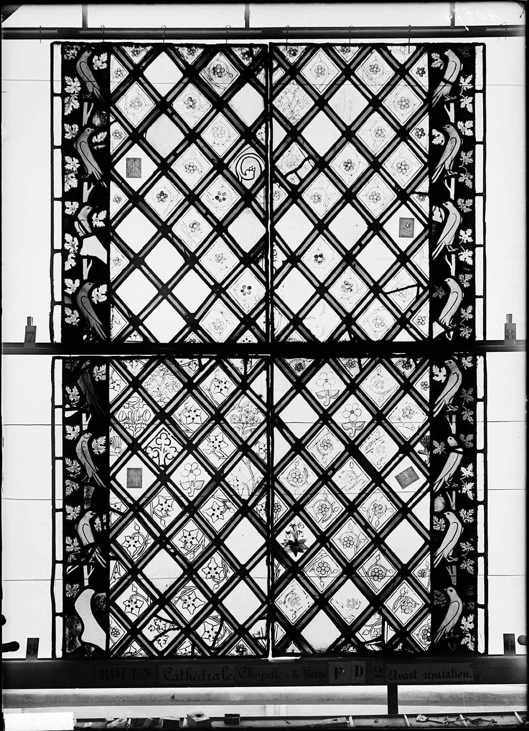 Vitrail, chapelle de la Vierge, troisième fenêtre D, deuxième lancette à gauche, cinquième panneau en haut