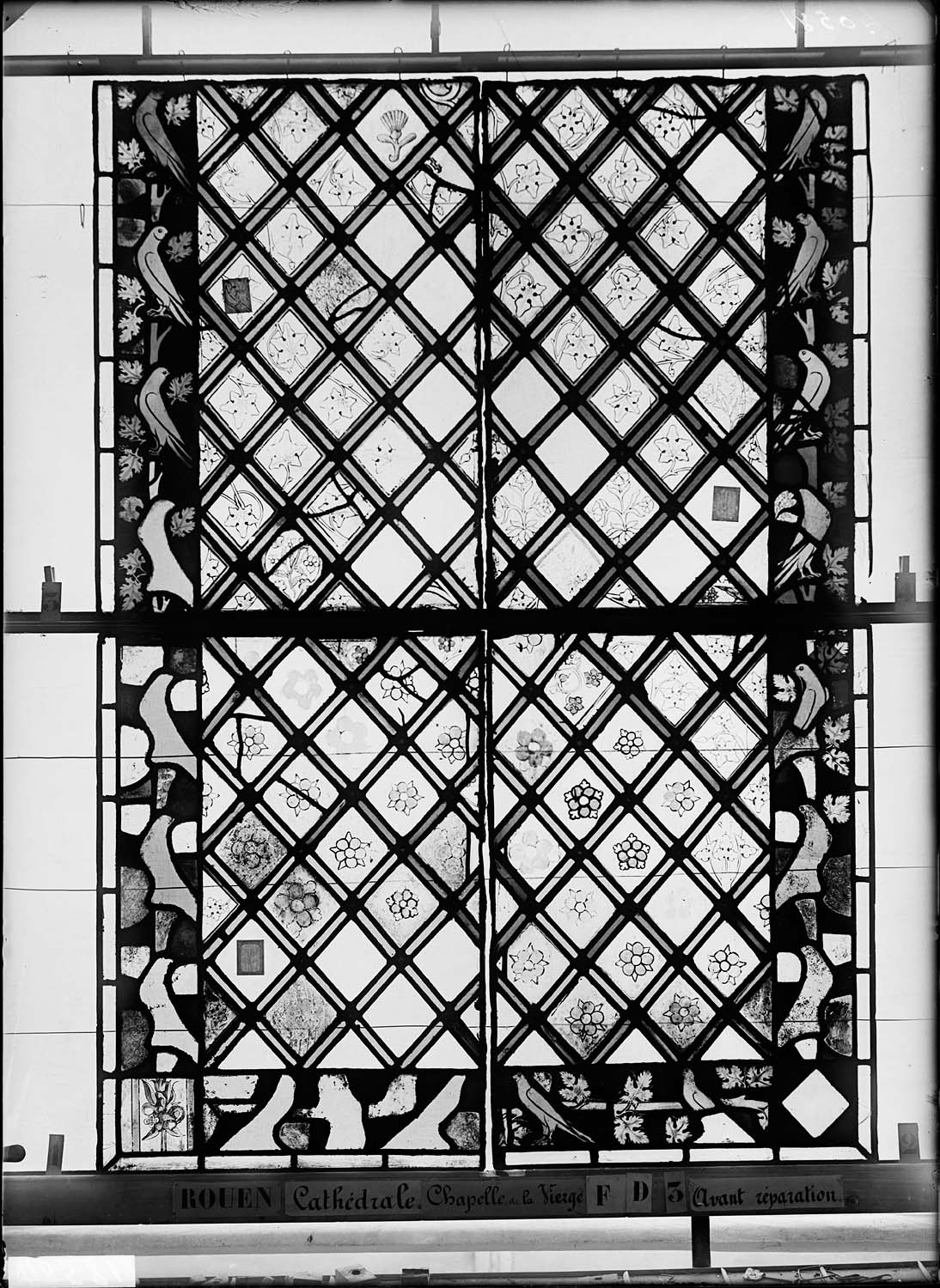 Vitrail, chapelle de la Vierge, troisième fenêtre D, troisième lancette à gauche, sixième panneau en haut