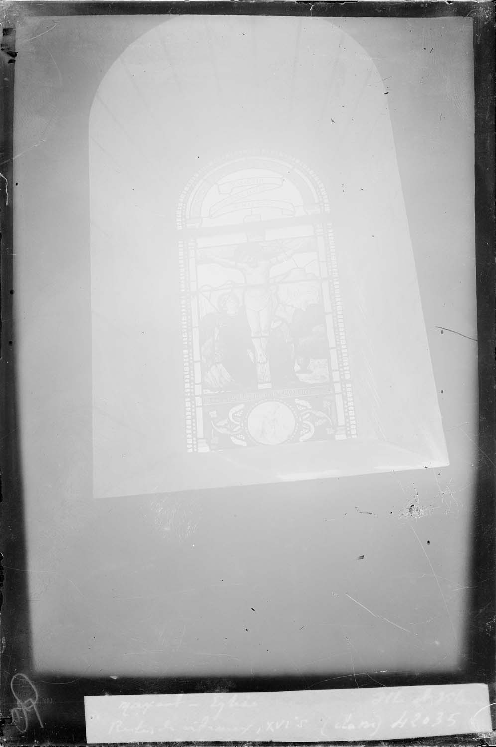 Verrière : Christ en croix, fragments. Vitrail, restes - © Ministère de la Culture (France), Médiathèque du patrimoine et de la photographie, diffusion RMN-GP