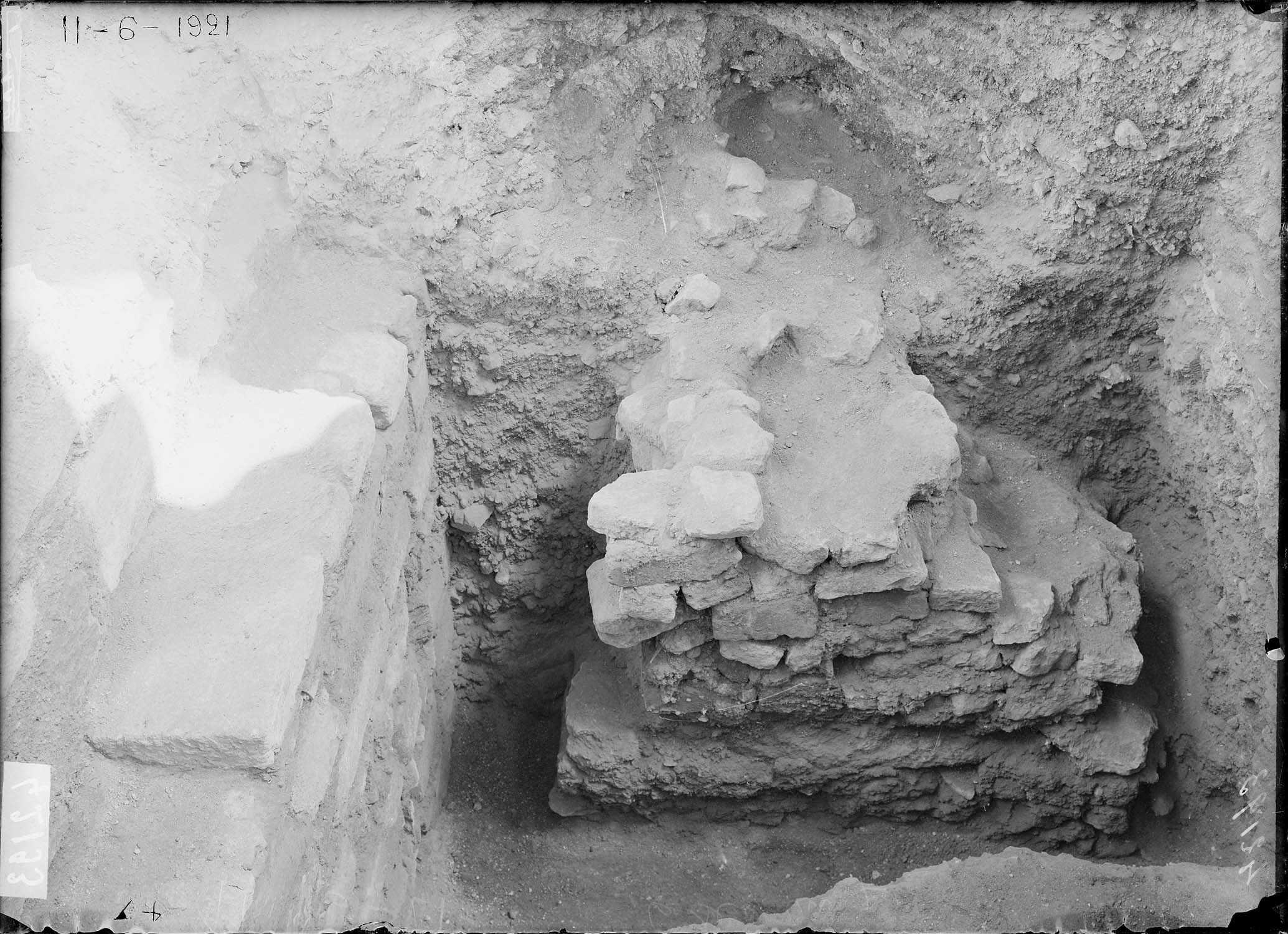 Massif de maçonnerie en prolongement du portail de la cathédrale et de saint Nicaise, dans le bas-côté sud