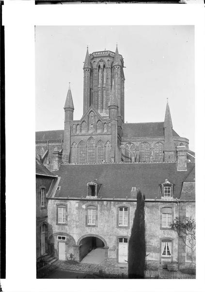 Extérieur, clocher, tour lanterne et partie haute du transept sud