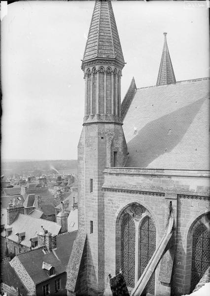 Bras sud du transept, vers l'abside, clochetons