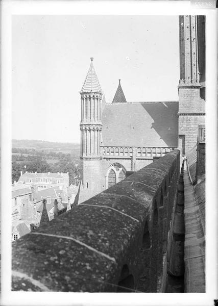 Bras nord du transept, vers l'abside, clochetons