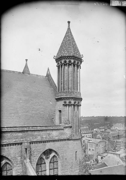 Bras nord du transept, vers l'abside, clochetons