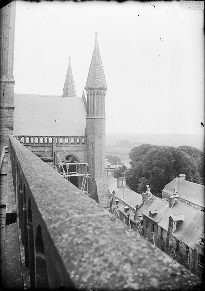 Bras sud du transept, vers la nef, clochetons