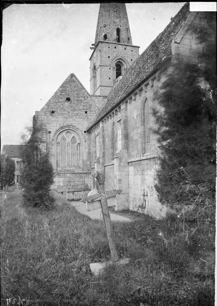 Façade latérale et base du clocher