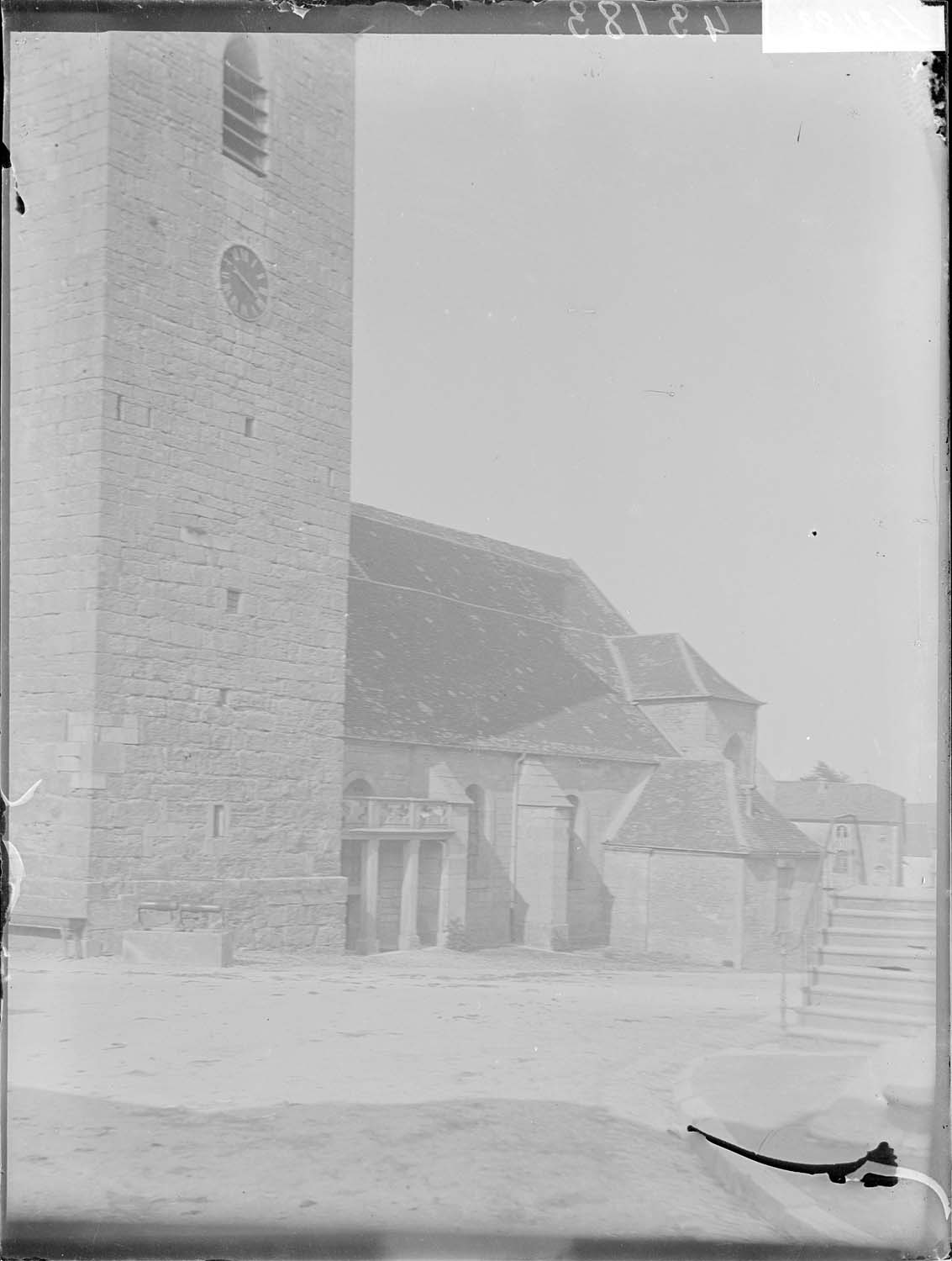 Partie latérale et base du clocher