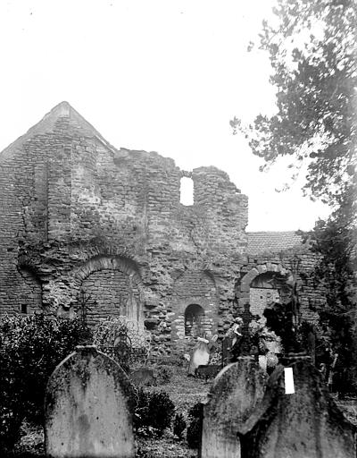 Cimetière dans les ruines de l'église