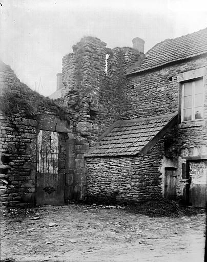 Entrée de l'église en ruines