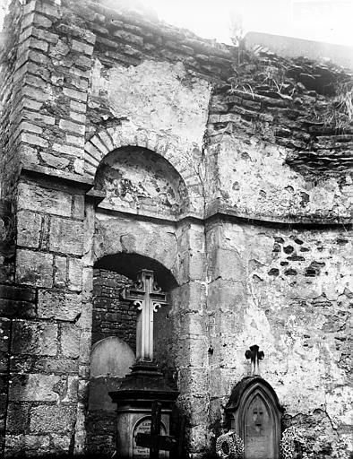 Cimetière dans les ruines de l'église Saint-Pierre