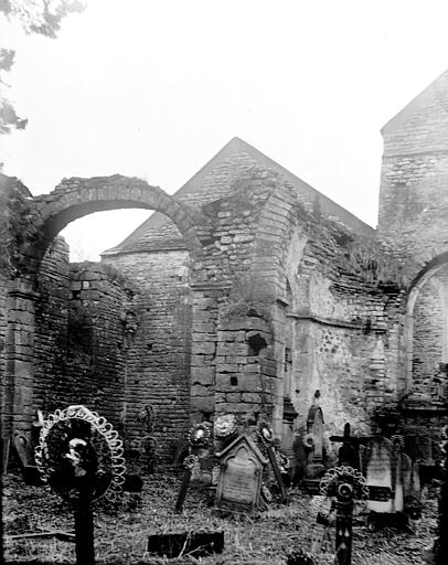 Cimetière dans les ruines de l'église Saint-PIerre