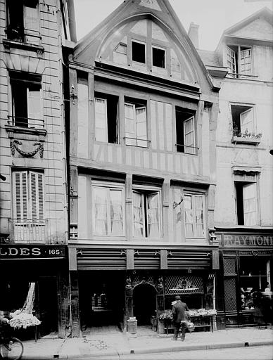 Façade à pans de bois sur la rue ; boutiques