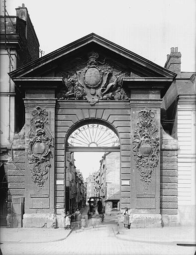 Enfants posant et voiture