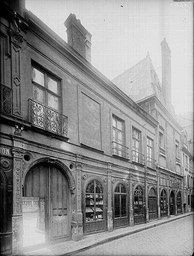 Façade sur rue ; boutiques