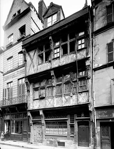 Façade en encorbellement sur la rue