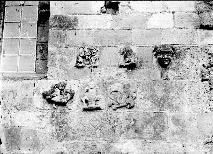 Fragments de sculptures encastrés dans les murs