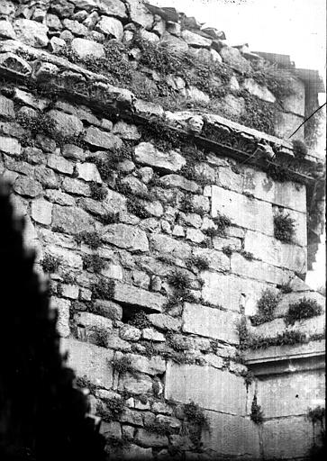 Fragments de sculptures encastrés dans les murs