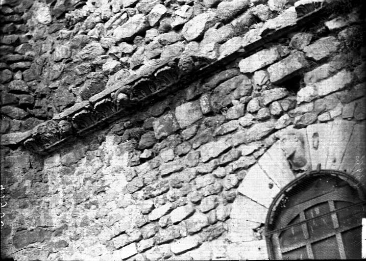 Fragments de sculptures encastrés dans les murs