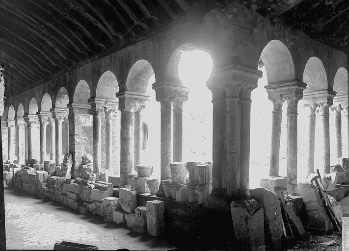 Cloître : Vue intérieure de la galerie sud (dépôt lapidaire)