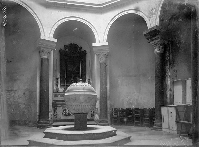 Intérieur, le baptistère