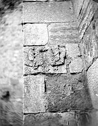 Fragments de sculptures encastrés dans le mur