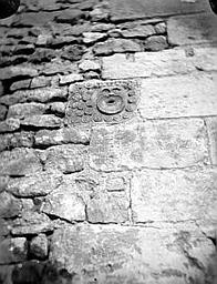 Fragments de sculptures encastrés dans le mur