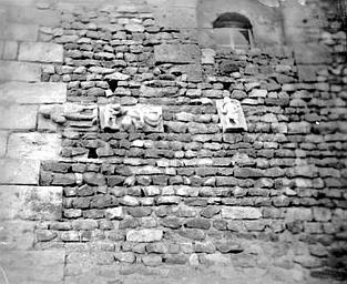 Fragments de sculptures encastrés dans le mur