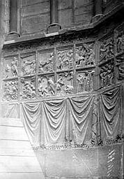 Scènes sculptées. Draperies sous l'allège des fenêtres